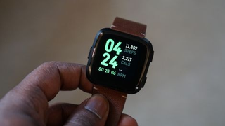 Illustration for article titled Fitbit Versa, análisis: este reloj es genial para fitness, pero le faltan apps y un GPS